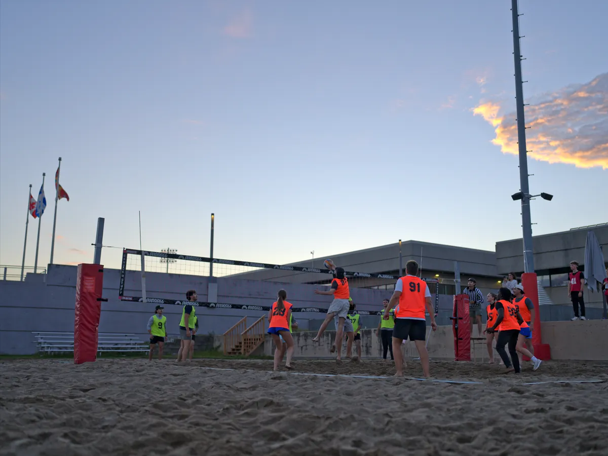Le terrain de volleyball de plage du Cinq à Sweat au coucher du soleil, à l'Université Laval